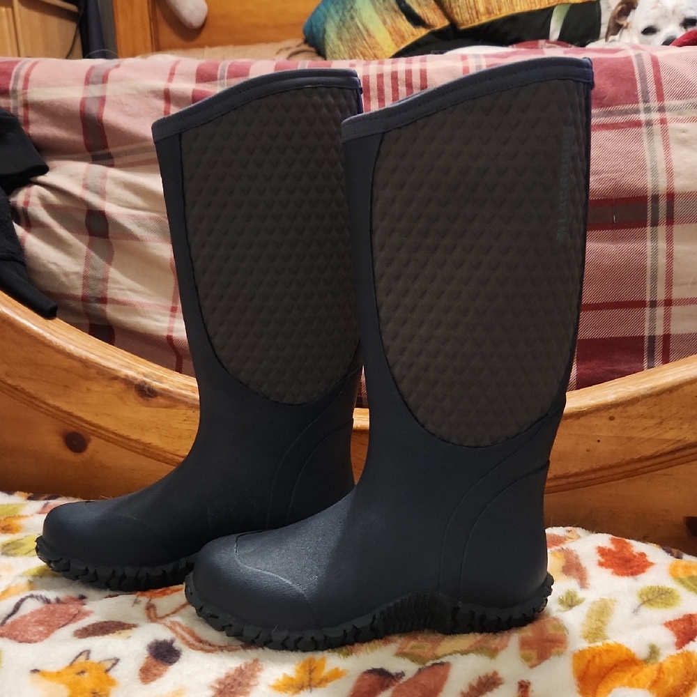 New Without Box LaCrosse Alpha Lite Boots Size 5 Navy and Gray Quilted Boots